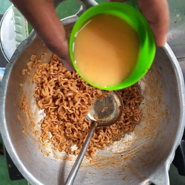 Tambahkan telur kocok.
