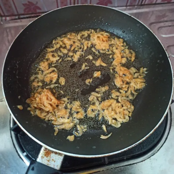 Panaskan minyak goreng secukupnya, masukkan udang rebon, goreng sampai harum.