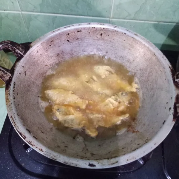 Goreng dengan minyak yang agak banyak hingga garing.