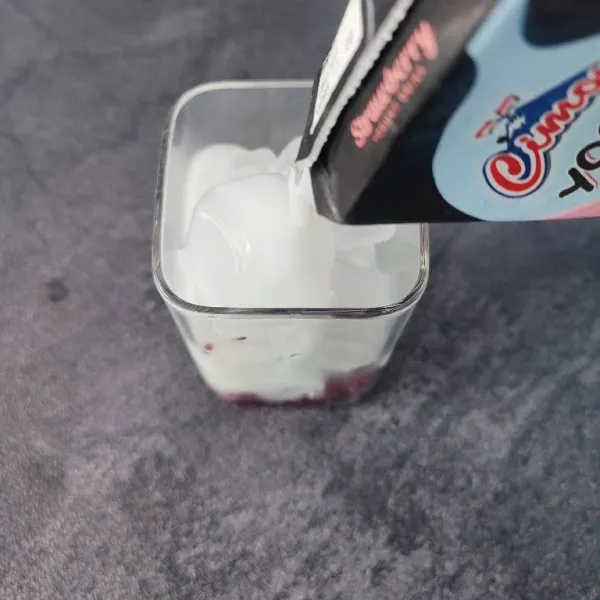 Tuang yogurt drink sampai ¾ tinggi gelas.