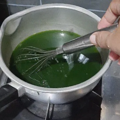 Bahan cincau : Campurkan air pandan bersama jelly dan gula pasir, masak hingga mendidih.