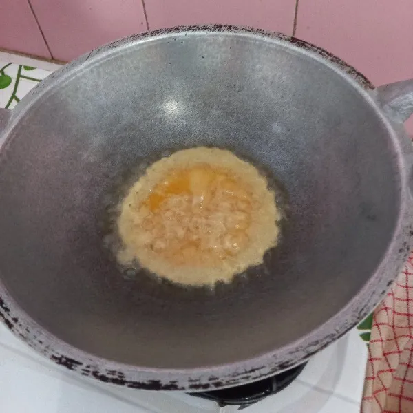 Panaskan minyak jangan terlalu banyak, ambil satu centong sayur adonan tuang ke minyak panas kemudian siram-siram bagian tengah adonan dengan minyak, adonan jangan dibalik, setelah matang, angkat, tiriskan dan sajikan.