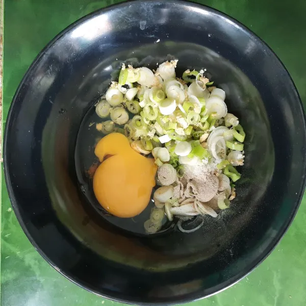 Siapkan telur, daun bawang, lada, garam dan kaldu bubuk, aduk sampai tercampur.
