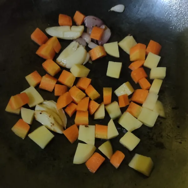 Masukkan wortel dan kentang, aduk rata. Masak selama 1-2 menit.
