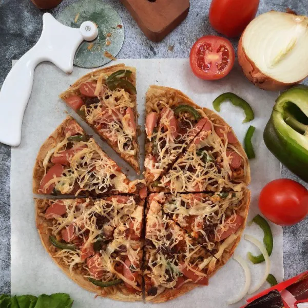 Pizza mie siap disajikan.