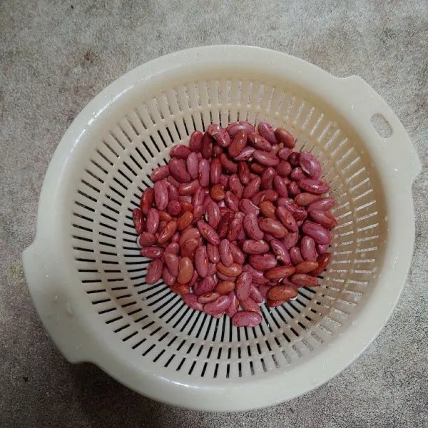 Cuci dan tiriskan kacang merah.