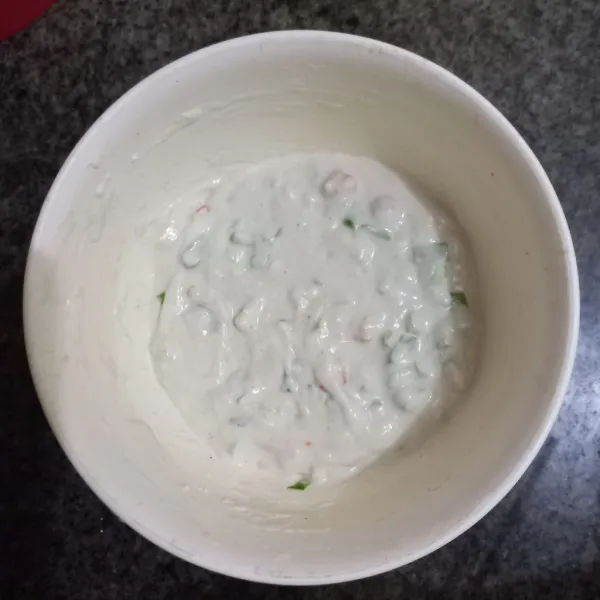 Tambahkan air hangat secukupnya, aduk hingga sedang kekentalannya.