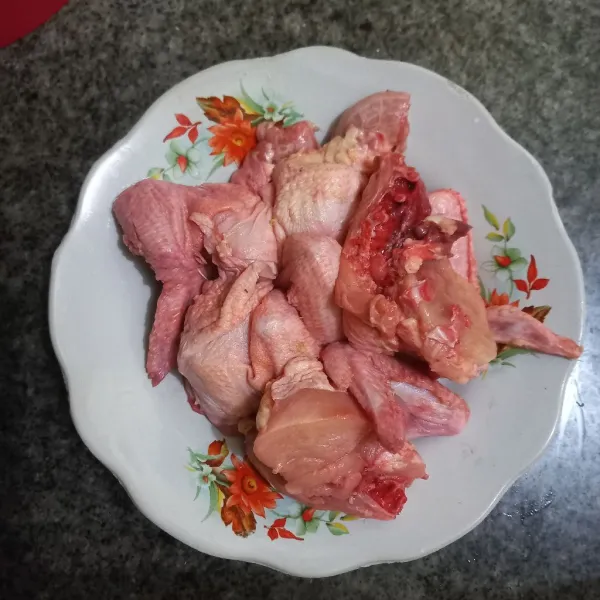 Siapkan potongan sayap ayam yang telah dibersihkan.