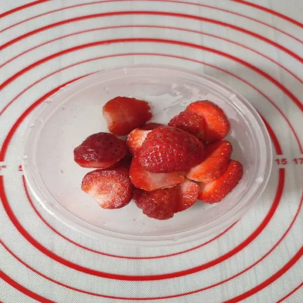 Potong 1 buah strawberry jadi 3 bagian. sisihkan.