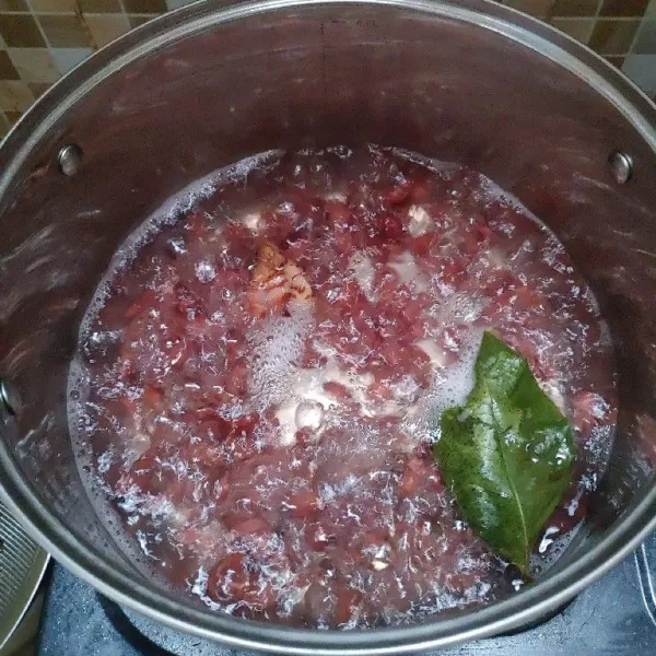 Kemudian didihkan air lagi sebanyak 1 liter, lalu masukan lengkuas, asam jawa, daun salam, bawang putih dan bawang merah iris. Lalu masukan kacang merah. Masak hingga kuah mendidih.