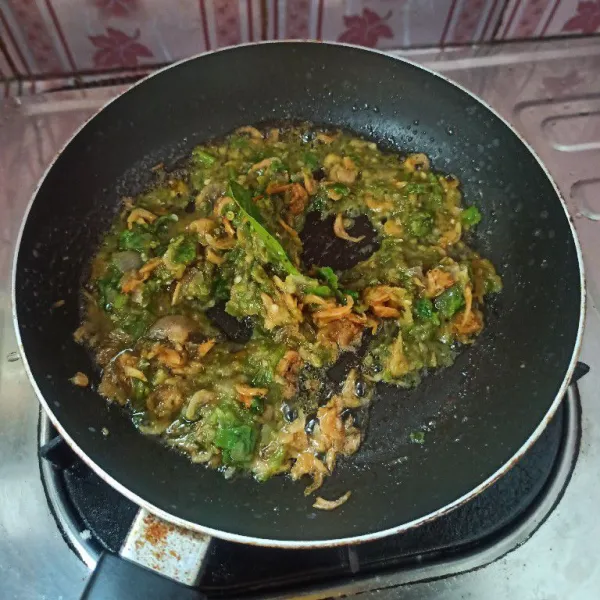 Masukkan sambal dan daun jeruk, masak hingga matang.