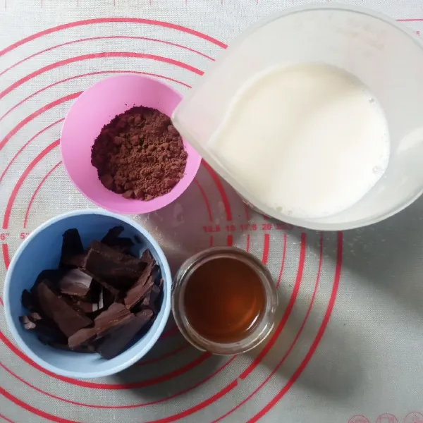 Siapkan semua bahan yang dibutuhkan untuk membuat coklat panas.