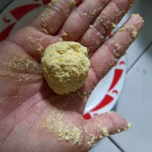 Ambil adonan dan bentuk menjadi bulat-bulat, lakukan sampai adonan habis.