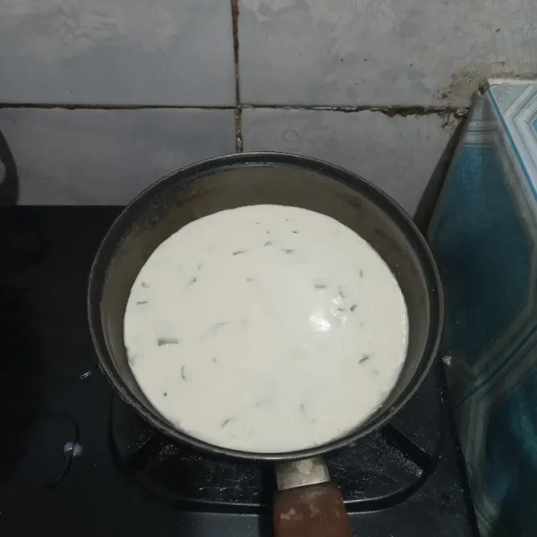 Masak di atas kompor menggunakan api kecil.