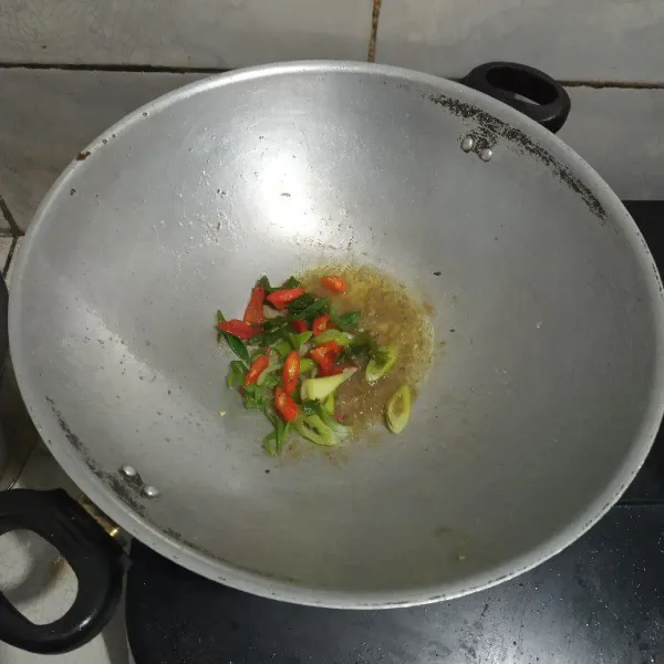 Tumis bumbu halus, tambahkan cabai dan daun bawang.