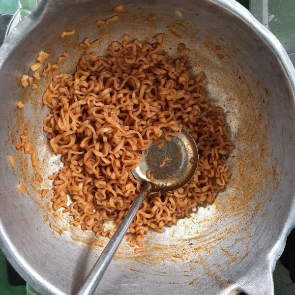 Masak mie goreng instan setelah matang, beri semua bumbunya.