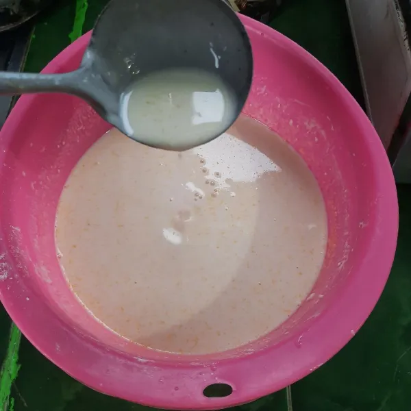 Siapkan adonan kulit martabak seperti membuat kulit lumpia.