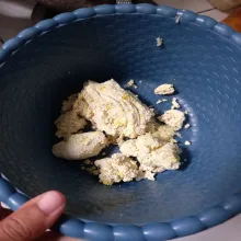 Tambahkan tahu ke dalam bawang putih, campur sampai merata.