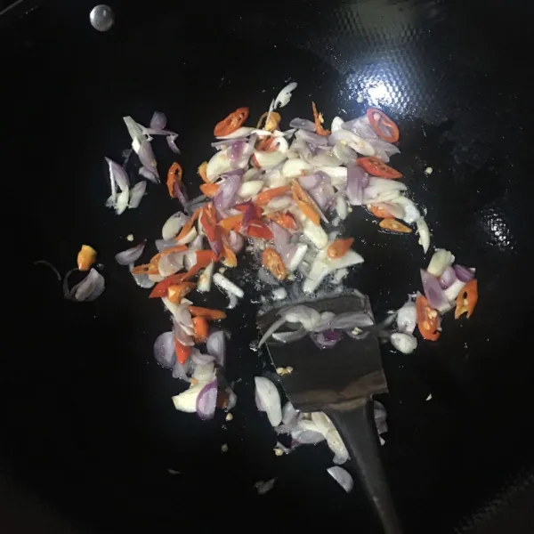Tumis cabe, bawang merah dan bawang putih sampai harum.