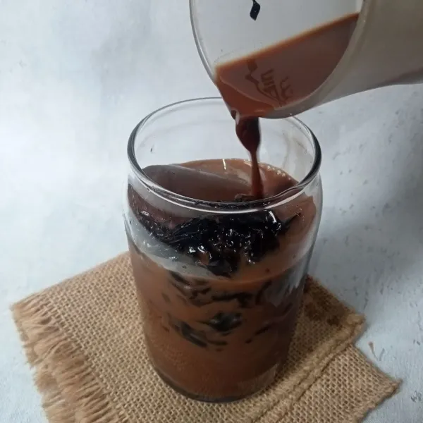 Tuang cairan kopi cokelat, aduk - aduk dan sajikan!