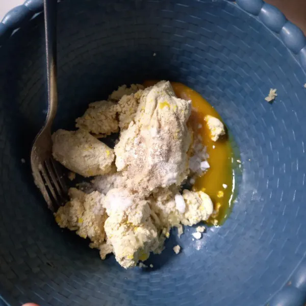 Tambahkan telur, baking powder, garam, lada bubuk dan penyedap ulen sampai 10 menit.