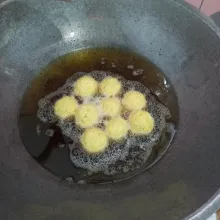 Masukan tahu bulat di minyak dingin, nyalakan kompor goreng sampai kecoklatan, setelah itu siap disajikan.