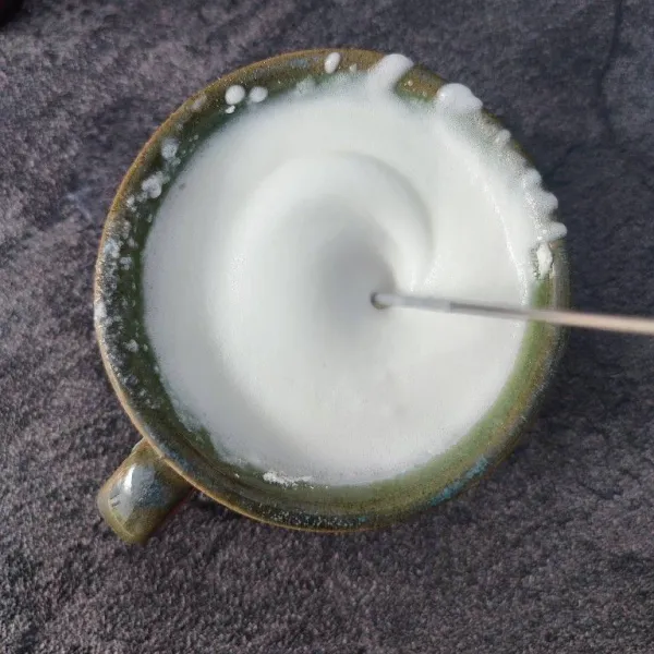 Kocok whipped cream dengan air es hingga mengembang dan kaku.