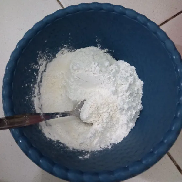Dalam wadah campurkan tepung beras, tepung terigu dan garam, aduk rata.