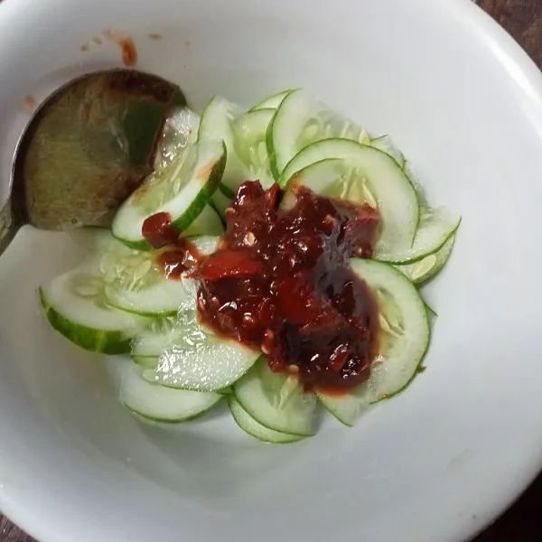 Campur timun dan bumbu yang sudah dihaluskan.