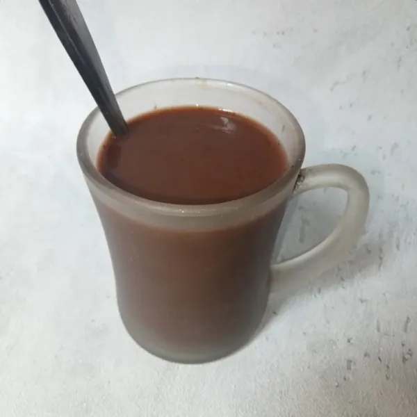 Seduh kopi bubuk, cokelat bubuk, gula pasir dan air panas.