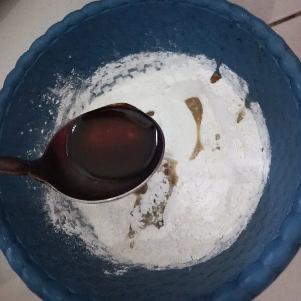 Tuang air gula perlahan ke dalam campuran tepung sambil diaduk.