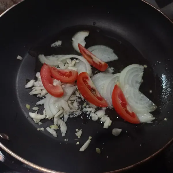 Tumis tomat, bawang bombay dan bawang putih sampai layu.