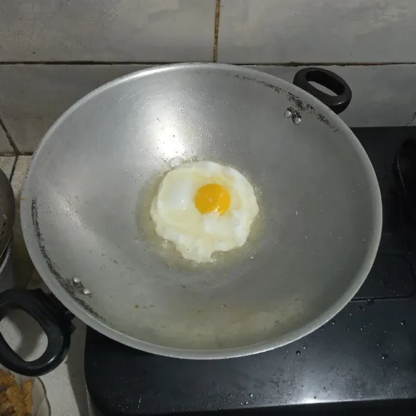 Goreng telur terlebih dahulu. Sisihkan.