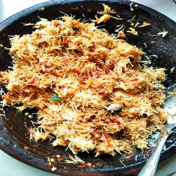 Campur bumbu dengan parutan kelapa.