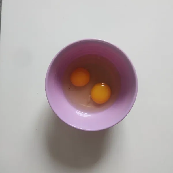 Siapkan dua butir telur ayam.