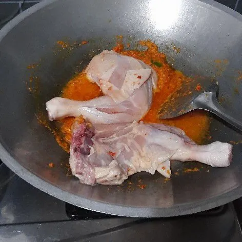 Kemudian masukkan ayam.