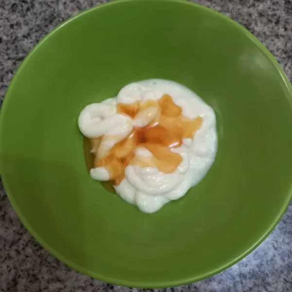 Campur yoghurt dan madu sesuai selera, aduk rata.