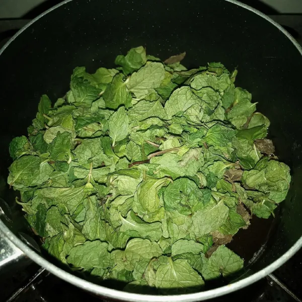 Matikan api, masukkan daun mint, aduk. Tutup pancinya, biarkan sampai sirup dingin. Saring, buang ampasnya. Menghasilkan 150 ml sirup mint.