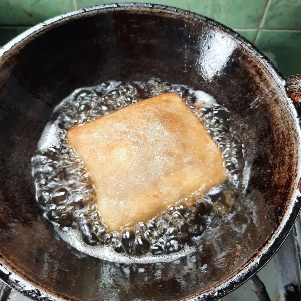 Goreng martabak mini sampai garing kecoklatan.