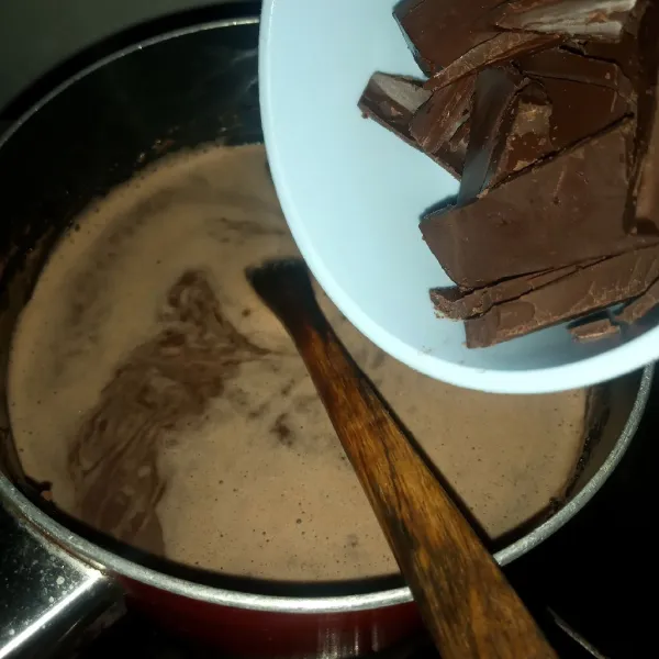 Setelah mendidih set api paling kecil. Masukkan coklat yang dicincang. Aduk sampai meleleh sempurna. Matikan api dan tuang ke gelas atau cangkir saji.