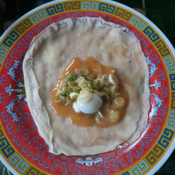 Isi kulit dengan telur kocok dan beri telur puyuh.