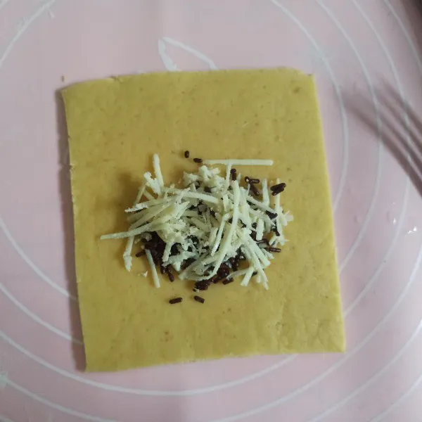 Ambil adonan secukupnya, pipihkan menggunakan rolling pin, kemudian tambahkan bahan isian secukupnya.