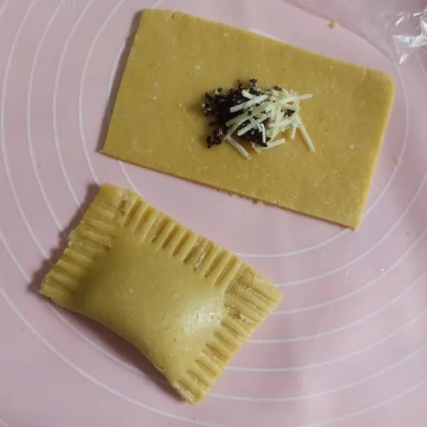 Lipat dan rekatkan menggunakan garpu.