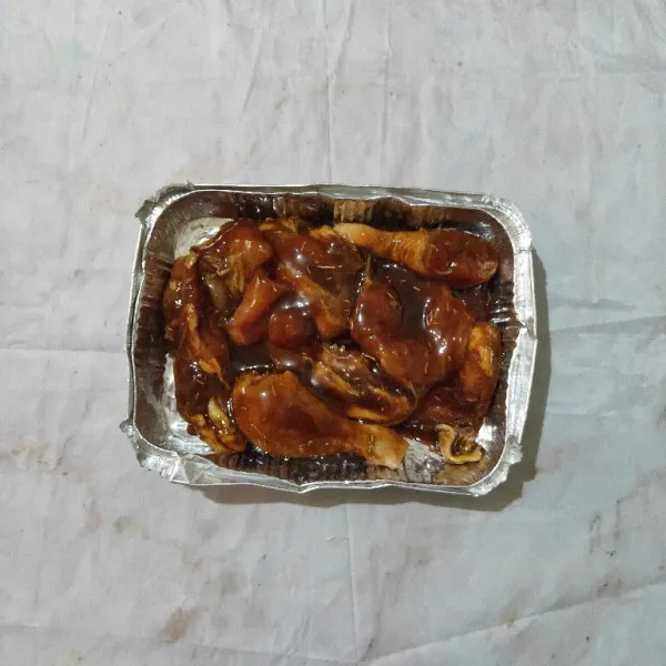 Masukkan campuran ayam ke dalam wadah aluminium foil. Panggang dengan oven suhu 200°C selama 25 menit.