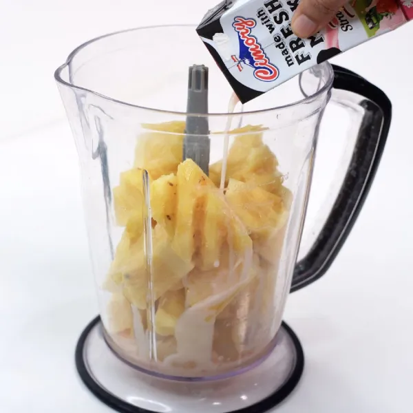 Masukkan buah nanas, buah rambutan, dan yogurt ke blender.