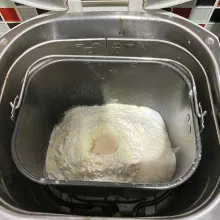 Baru masukkan terigu, susu bubuk, pojok kanan atas garam, pojok kanan ...