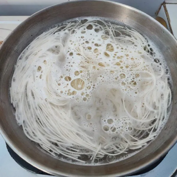 Sambil menunggu kuah matang, rebus misoa dengan sedikit minyak sampai misoa matang. Tiriskan.