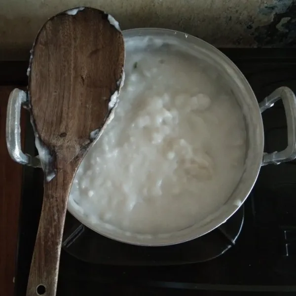 Setelah santan mendidih. Tambahkan larutan tepung beras. Aduk cepat. Tambahkan larutan tepung beras hingga mendapatkan terktur dari bubur sumsum.