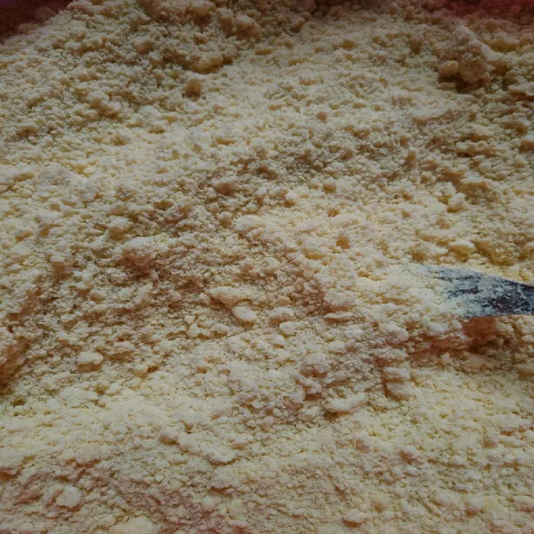 Campur terigu ,gula halus dan margarin campur hingga rata menggunakan pisau pastry atau menggunakan garpu hingga menjadi adonan yang berbulir.