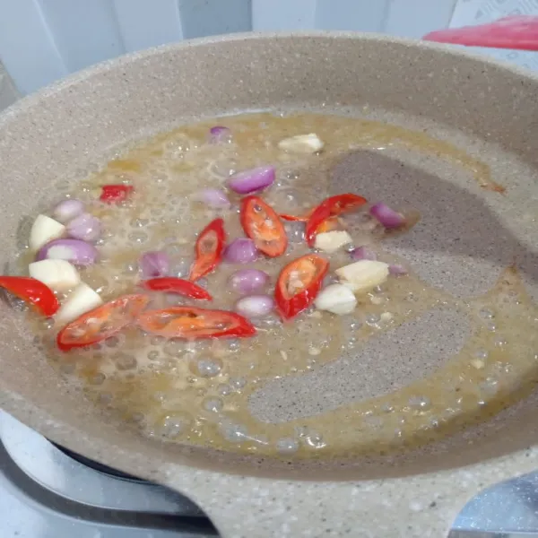 Tumis bawang merah, bawang putih dan cabe dengan sisa mentega yang digunakan untuk menggoreng udang.